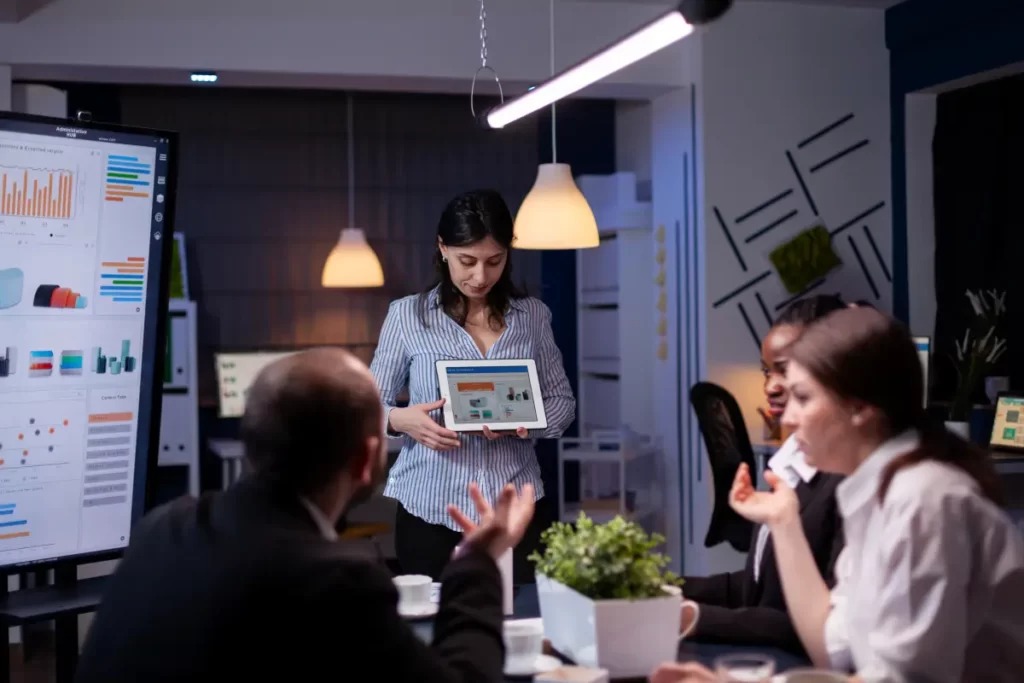 Reunião de equipe definindo planejamento estratégico de marketing